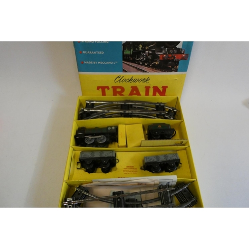 977 - Hornby post war clockwork train set No20 goods with green type 20 locomotive and two goods wagons, b... 