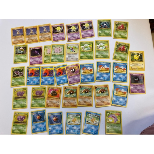 156 - Approximately 593 Pokemon cards, comprising 266 1999 Pokemon, 116 1999-2000 Pokemon, 92 1999 Energy,... 