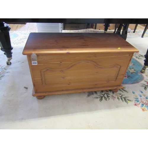 1098 - PINE BLANKET BOX