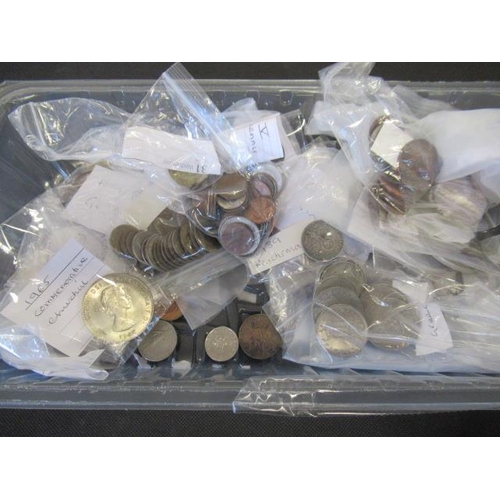 726 - TRAY OF COINS INCLUDING COUNTRY OF ORIGIN PACKETS WITH IRISH COINS