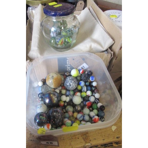 BOX OF VINTAGE AND OTHER MARBLES