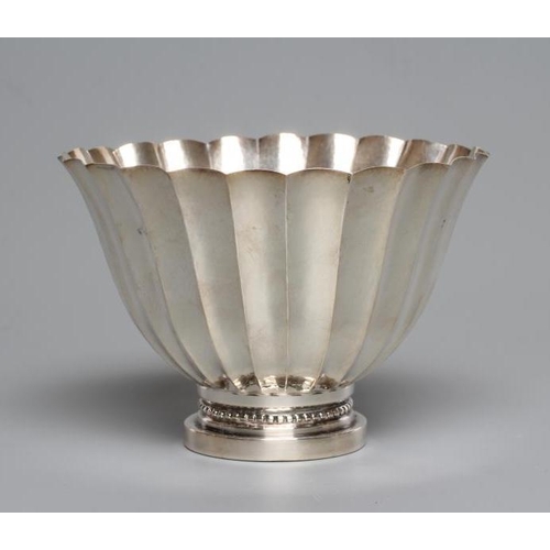 113 - A CONTINENTAL WIENER WERKSTATTE STYLE BOWL, stamped 835, of fluted flared cylindrical form raised up... 