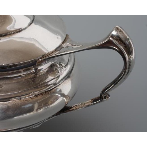 133 - AN EDWARDIAN ART NOUVEAU SILVER TROPHY CUP AND COVER, by Sibray, Hall & Co. Ltd. (Charles Clement Pi... 