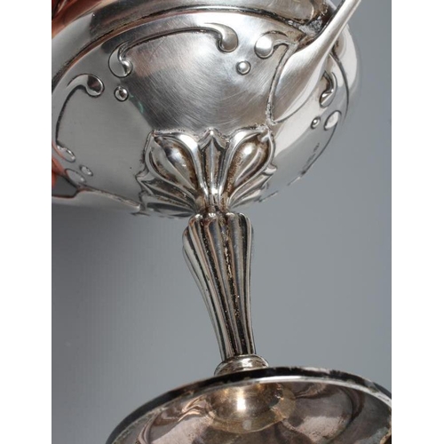 133 - AN EDWARDIAN ART NOUVEAU SILVER TROPHY CUP AND COVER, by Sibray, Hall & Co. Ltd. (Charles Clement Pi... 