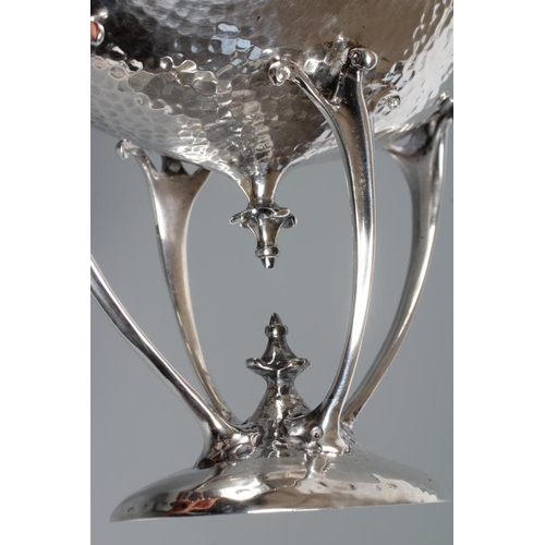 137 - AN EDWARDIAN ARTS AND CRAFTS SILVER SWEETMEAT DISH, by Skinner & Co., London 1904, the deep oval bow... 