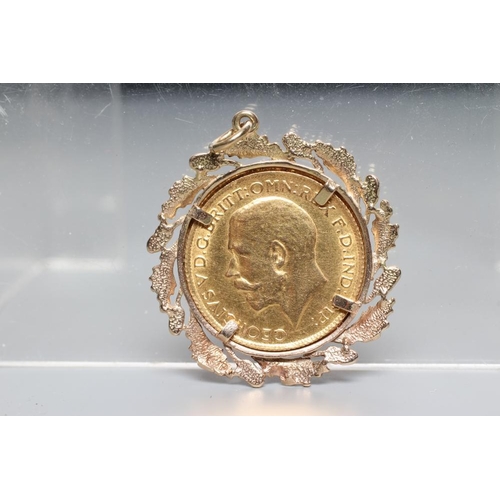 159 - A GEORGE V SOVEREIGN, in 9ct gold loose mount with oak leaf motif, 11.8g gross (Est. plus 24% premiu... 