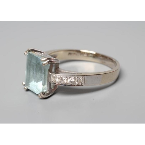 173 - AN AQUAMARINE AND DIAMOND COCKTAIL RING, the step cut aquamarine claw set to plain shoulders each po... 