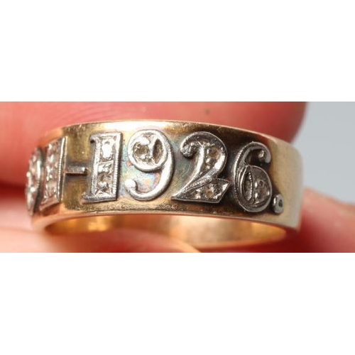 174 - A SILVER WEDDING ANNIVERSARY DIAMOND HALF HOOP BAND, the wide yellow band inset with the date 1901-1... 