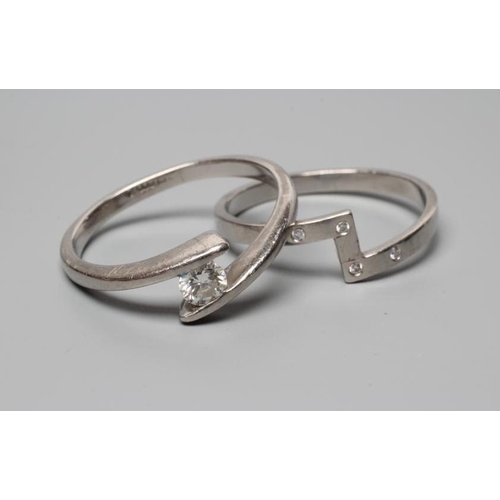 192 - A PALLADIUM DIAMOND ENGAGEMENT AND MATCHING WEDDING RINGS, the modern crossover with a tension set r... 