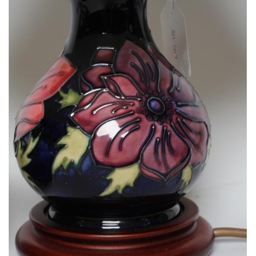 81 - A MOORCROFT POTTERY ANEMONE PATTERN ELECTRIC TABLE LAMP BASE, modern, of squat globular form on a bl... 