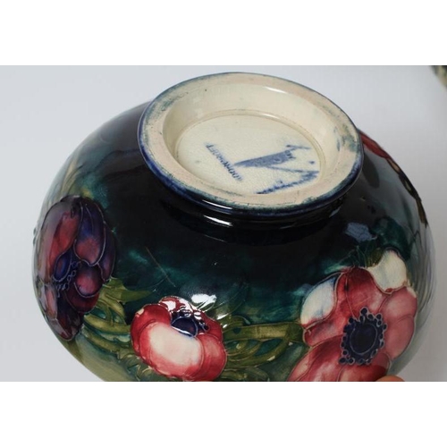 81 - A MOORCROFT POTTERY ANEMONE PATTERN ELECTRIC TABLE LAMP BASE, modern, of squat globular form on a bl... 