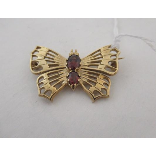 162 - 9CT GOLD AND GARNET RING BUTTERFLY BROOCH