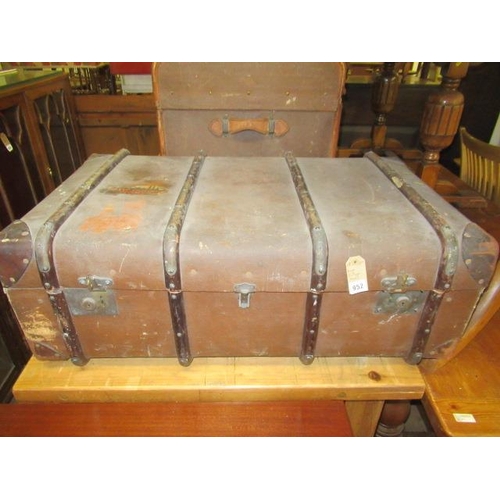 952 - VINTAGE TRAVEL CASE