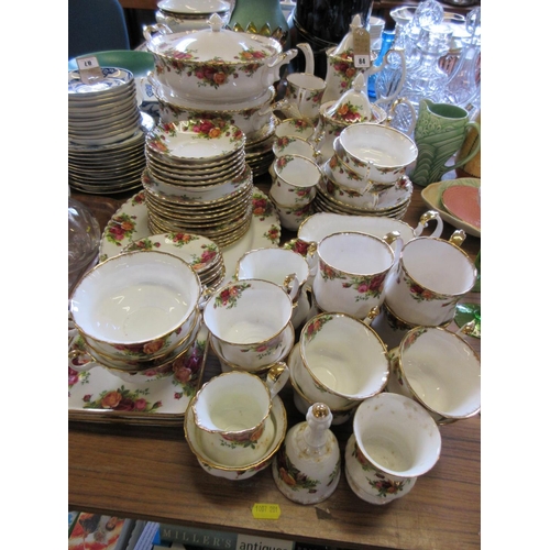 84 - QUANTITY OF ROYAL ALBERT OLD COUNTRY ROSES TEA AND DINNERWARE