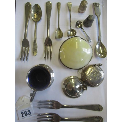 253 - TWO SILVER THIMBLES, SALE SPOON AND MUSTARD, PLATED CUTLERY AND A SHELL PURSE