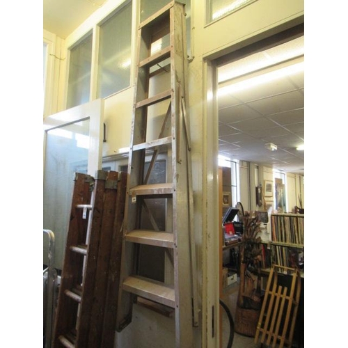 584 - STEP LADDER