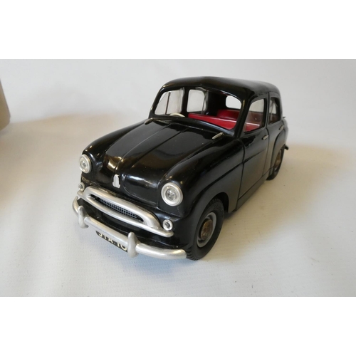 266 - Victory Industries Standard 10 saloon battery operated car, finished in black plastic, some very min... 