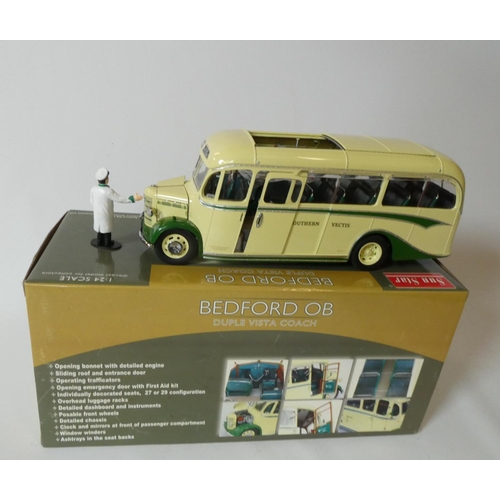 424 - Sunstar OB Coach finished in white Southern Vectis Omnibus limited, boxed, excellent (Est. plus 24% ... 