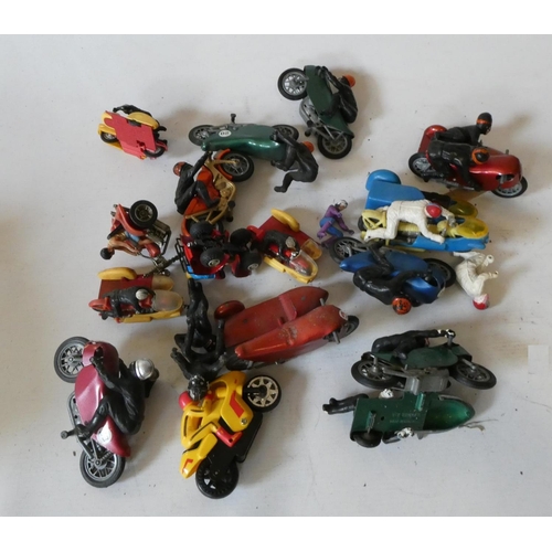 448 - Fifteen motorcycle models and riders in plastic and metal for various makers, fair (Est. plus 24% pr... 