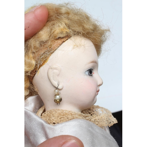 46 - A French bisque swivel neck shoulder head fashion doll, possibly Jumeau, with blue glass fixed eyes,... 