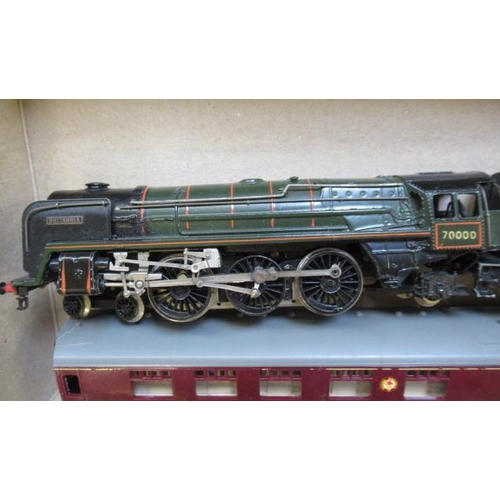 527 - Trix Twin Britannia locomotive finished in BR Green and six Trix BR coaches comprising 5 x red/cream... 