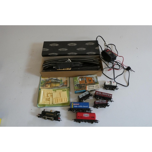 544 - Boxed and unboxed goods and passenger rolling stock by Mainline, Graham Farish and Triang and a Lima... 