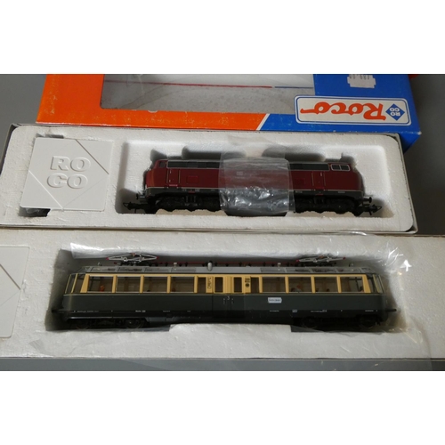 564 - Roco electric Panoramic Railcar finished in grey and cream with passengers, boxed, excellent, and Ro... 