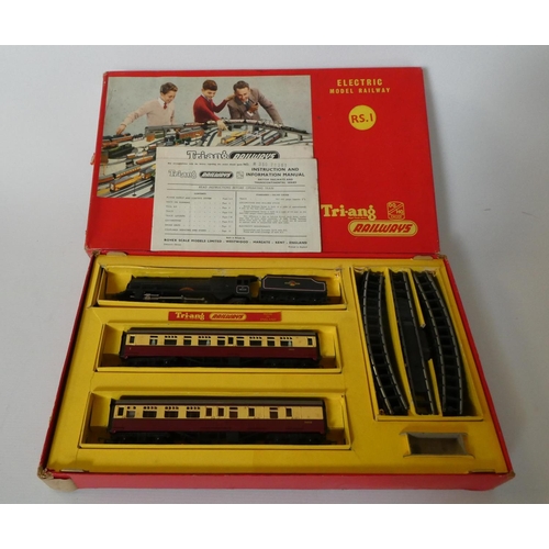 569 - Triang RS1 electric train set with Princess Victoria locomotive and two coaches, box good, models fa... 