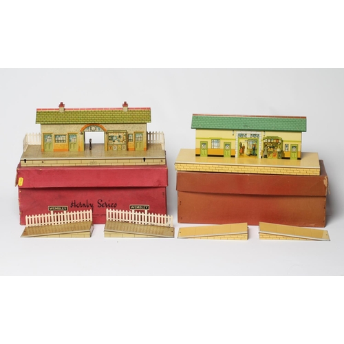 622 - Hornby O gauge station, No 4 with signs for Wembley, together with a No 3, both boxed, items good, b... 