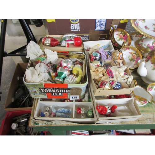 125 - QUANTITY OF VINTAGE CHRISTMAS DECORATIONS