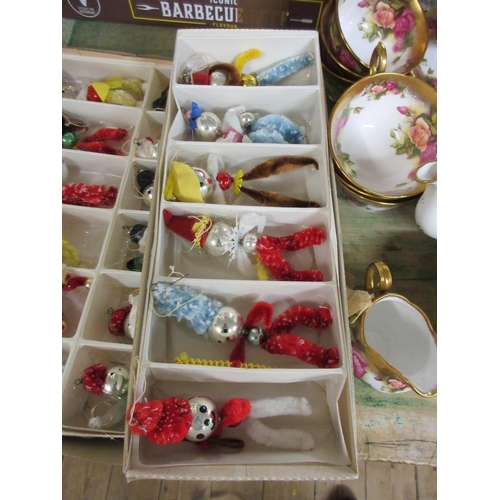 125 - QUANTITY OF VINTAGE CHRISTMAS DECORATIONS