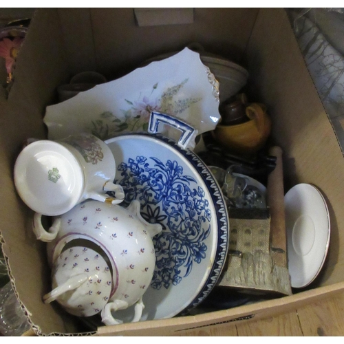 148A - BOX OF CERAMICS