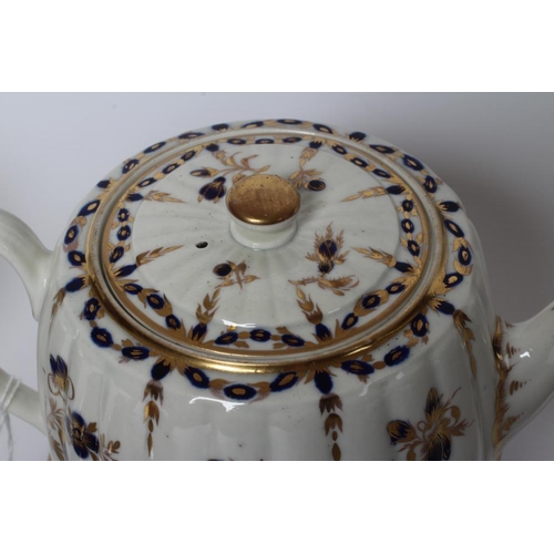 22 - A WORCESTER PORCELAIN RIBBED BARREL TEAPOT, COVER AND STAND, c.1780, painted in underglaze blue and ... 