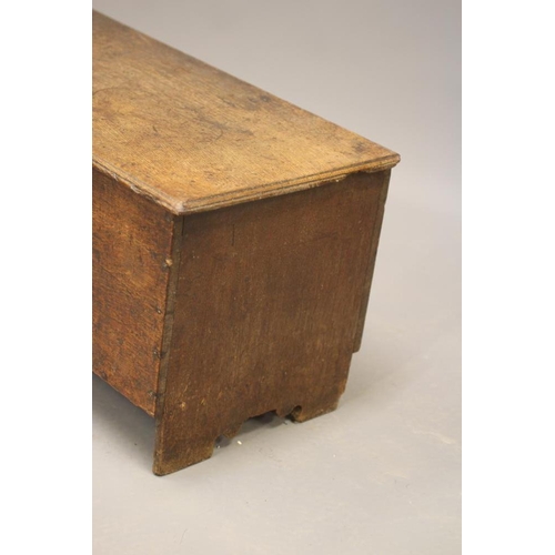 661 - AN OAK BOARDED SIX PLANK CHEST, early 18th century, the hinged lid with moulded edge opening to inte... 