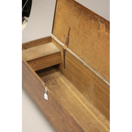 661 - AN OAK BOARDED SIX PLANK CHEST, early 18th century, the hinged lid with moulded edge opening to inte... 