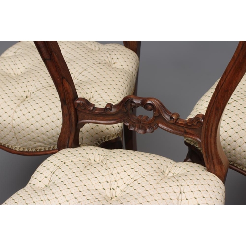 662 - A SET OF SIX VICTORIAN ROSEWOOD DINING CHAIRS button upholstered in a cream and green weave, the wai... 