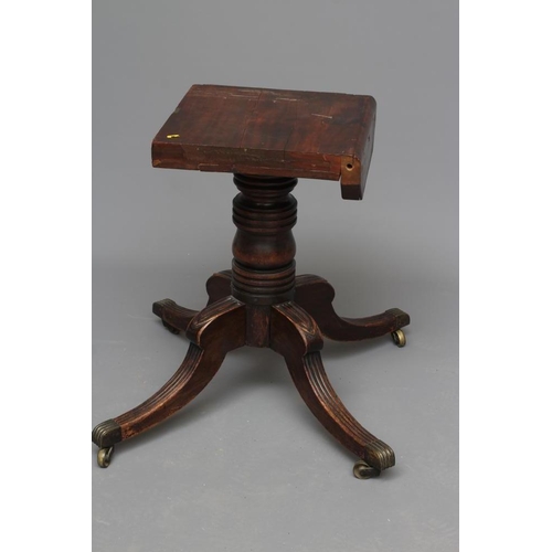 690 - A REGENCY MAHOGANY BREAKFAST TABLE, early 19th century, the reeded edged circular tilt top raised on... 