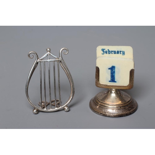 121 - A LATE VICTORIAN SILVER LYRE MENU/PLACE CARD HOLDER by Saunders & Shepherd, Chester 1899, 2 1/4