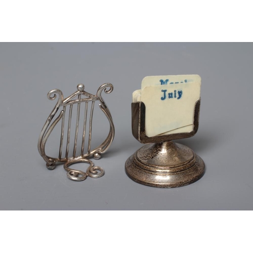 121 - A LATE VICTORIAN SILVER LYRE MENU/PLACE CARD HOLDER by Saunders & Shepherd, Chester 1899, 2 1/4