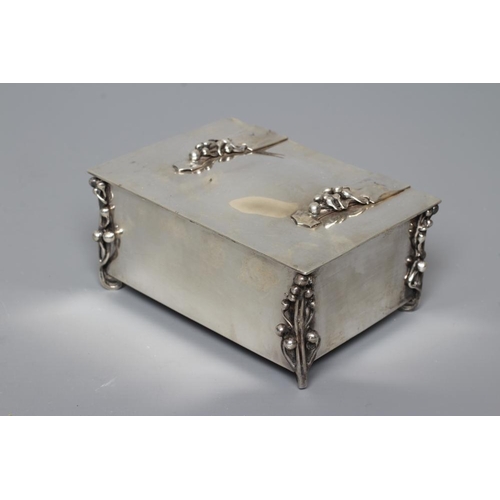 152 - AN EDWARDIAN ARTS AND CRAFTS SILVER CIGARETTE CASKET by William Hutton, London 1904, possibly design... 