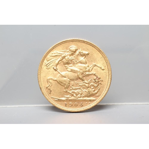 240 - AN EDWARD VII SOVEREIGN, 1904, 8g (Est. plus 20% premium)