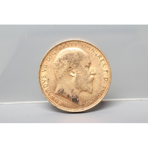 243 - AN EDWARD VII SOVEREIGN, 1907, 8g (Est. plus 20% premium)