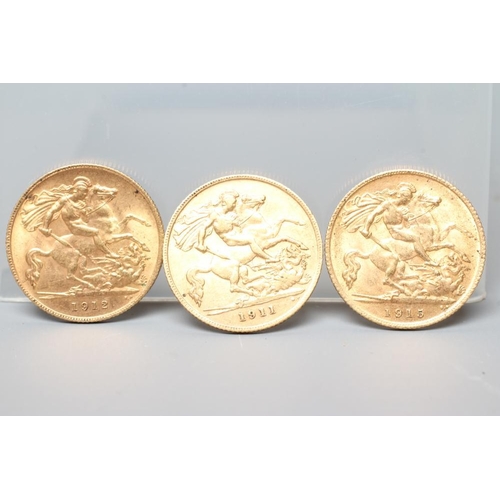 252 - THREE GEORGE V HALF SOVEREIGNS, 1911, 1912 and 1915, 11.9g total (Est. plus 20% premium)