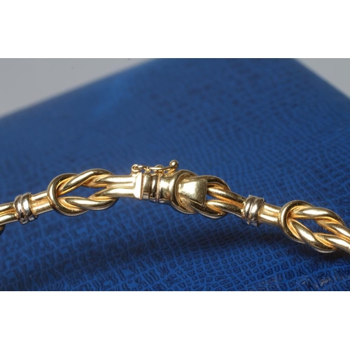 257 - A ROBERT COIN TWO TONE REEF KNOT CHOKER with slide clasp and safety clip, stamped 750, 1226VI, 46.7g... 