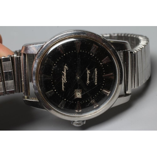 264 - A GENTLEMAN'S LONGINES AUTOMATIC CONQUEST CALENDAR WRISTWATCH, the black dial with applied silvered ... 