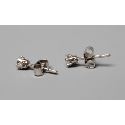 281 - A PAIR OF DIAMOND SOLITAIRE EAR STUDS, the brilliant cut stones each of approximately 0.10cts, claw ... 