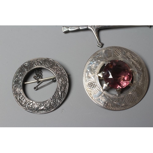 306 - A COLLECTION OF SCOTTISH SILVER JEWELLERY comprising a John Hart Iona Graham clan badge, a Claymore ... 