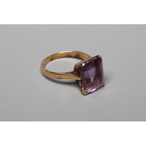 400 - AN AMETHYST DRESS RING, the oblong facet cut stone claw set to a plain 9ct gold shank, Birmingham 19... 