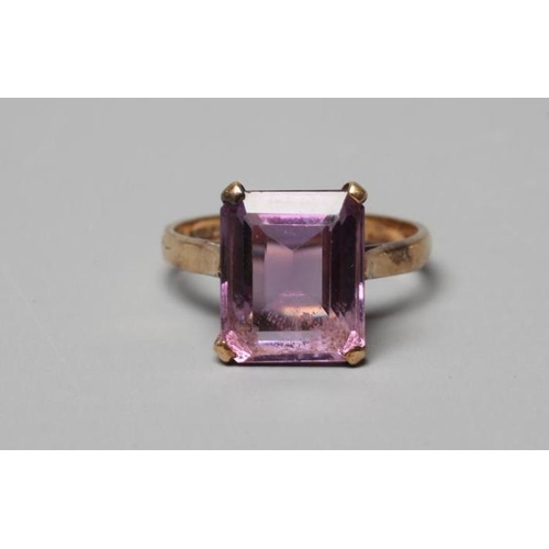 400 - AN AMETHYST DRESS RING, the oblong facet cut stone claw set to a plain 9ct gold shank, Birmingham 19... 