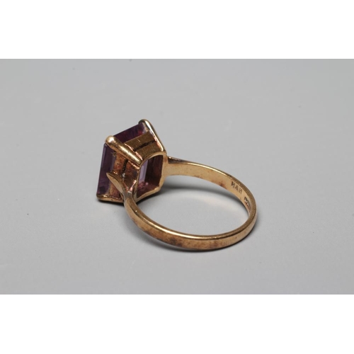 400 - AN AMETHYST DRESS RING, the oblong facet cut stone claw set to a plain 9ct gold shank, Birmingham 19... 